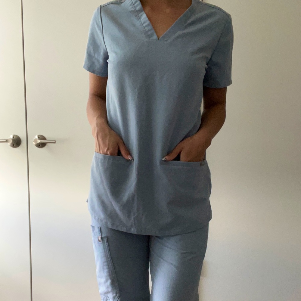 Figs Catarina One-Pocket Scrub Top & High Waisted Livingston Basic Scrub Pants